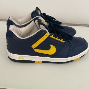 Low top Nike blue and yellow